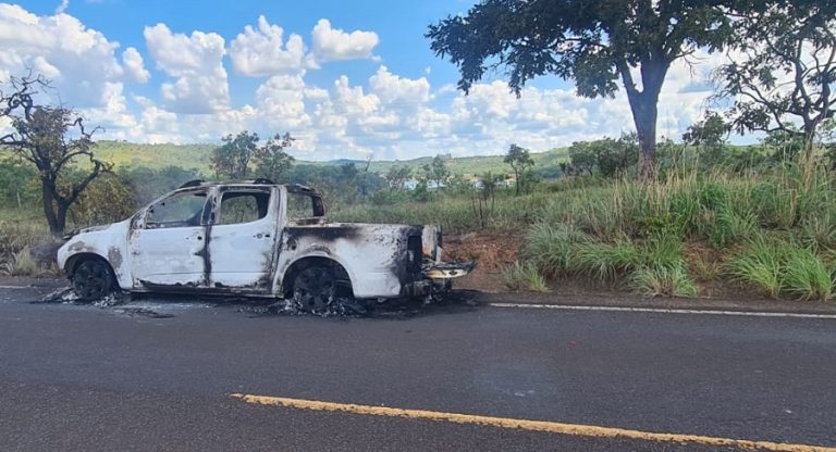 CAMINHONETE PEGA FOGO NA ESTRADA ENTRE PIRES BELO E SANTO ANTÔNIO DO RIO VERDE E FICA COMPLETAMENTE QUEIMADA