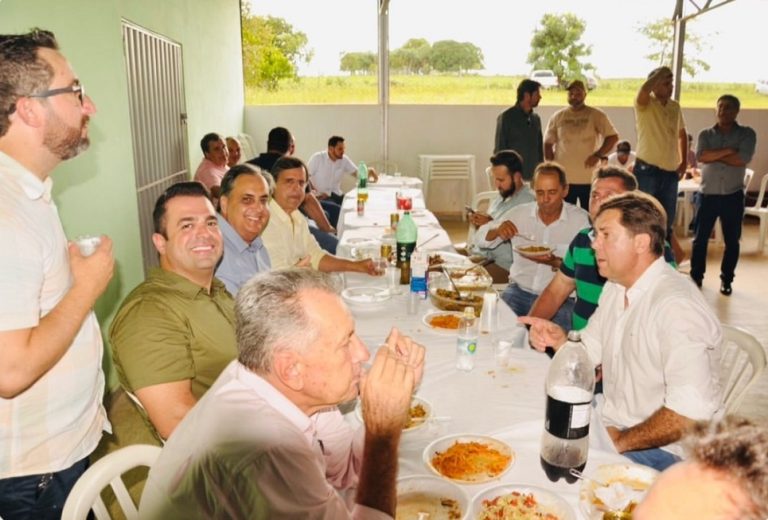 PRÉ-CANDIDATOS À PREFEITURA DE CATALÃO, ELDER GALDINO E GUSTAVO SEBBA DEMONSTRAM PROXIMIDADE DURANTE ALMOÇO EM ÁGUA LIMPA DE GOIÁS
