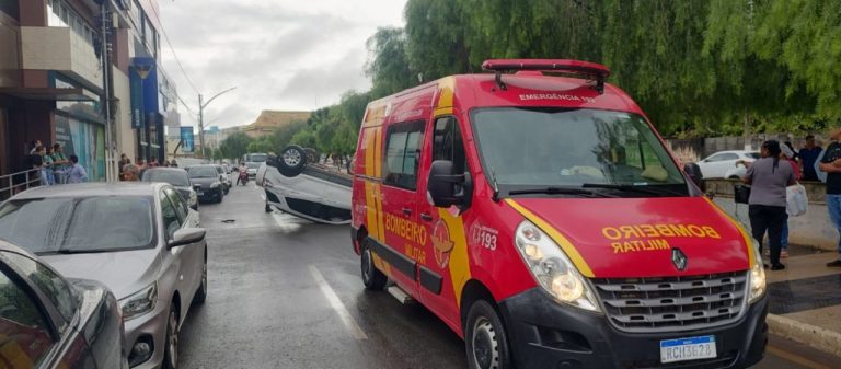 APÓS MOTORISTA PERDER O CONTROLE E BATER EM QUATRO VEÍCULOS ESTACIONADOS, CARRO TOMBA EM AVENIDA DO CENTRO DE CATALÃO