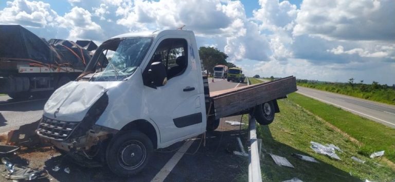 DOIS ACIDENTES NA BR-050 DEIXAM FERIDOS: CAMINHONETE CAPOTA EM CAMPO ALEGRE DE GOIÁS E PEDESTRE É ATROPELADA EM CATALÃO