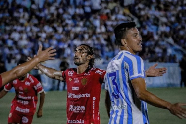 Vila Nova ganha em Catalão com gol decisivo nos acréscimos do segundo tempo e entrega a lanterna do Goianão para o CRAC