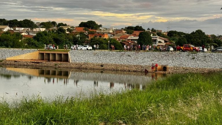 Carro que caiu dentro de represa em Catalão é retirado pelo Corpo de Bombeiros