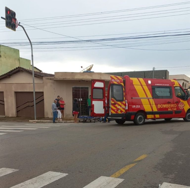 Mototaxista e passageiro ficam gravemente feridos em colisão provocada por motociclista que furou semáforo em Catalão