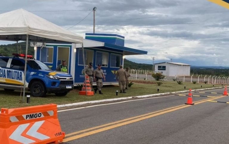 Barreiras móveis, mais viaturas e policiais fazem parte da estratégia de fiscalização na GO-330 entre Catalão e Três Ranchos, durante o feriado de Carnaval