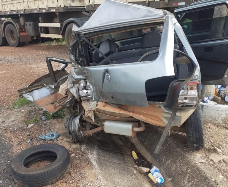 Carreta bate na traseira de um carro parado no acostamento da GO-506, entre Pires Belo e Santo Antônio do Rio Verde, deixando dois feridos