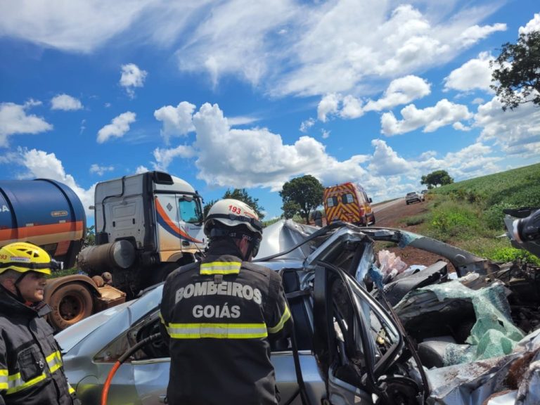 Casal e filho de 3 anos morrem após colisão entre carro e caminhão em rodovia de Goiás