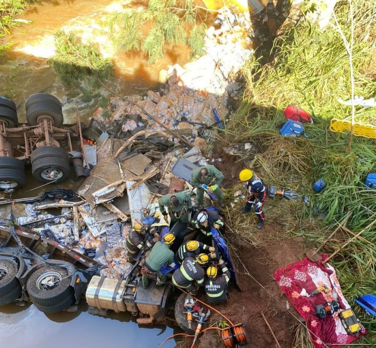 Em Goiás, mulher morre após carreta carregada com arroz sair da pista e cair de uma ponte na GO-080; motorista foi resgatado com vida pelos bombeiros