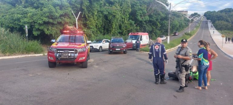 Jovem de 24 anos fica gravemente ferido em colisão entre moto e caminhonete em avenida de Catalão