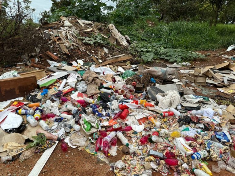 Quatro meses depois, o descarte clandestino aumenta em uma estrada vicinal no Jardim Paraíso, em Catalão