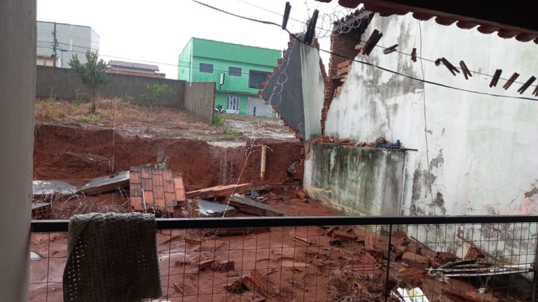 Impacto das Chuvas: Defesa Civil de Catalão foi acionada após muro desabar e água invadir casa durante temporal da última sexta-feira (23/02)