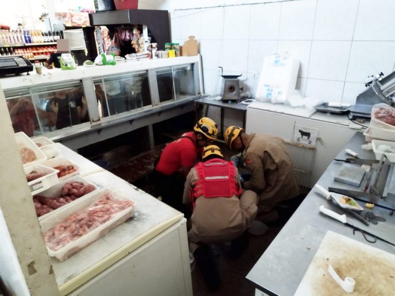 Açougueiro morre ao levar choque enquanto limpava balcão, em supermercado de Caldas Novas
