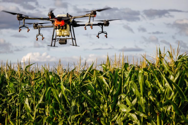 Para a utilização de drones para pulverização agrícola em Goiás, é obrigatório o registro na Agrodefesa