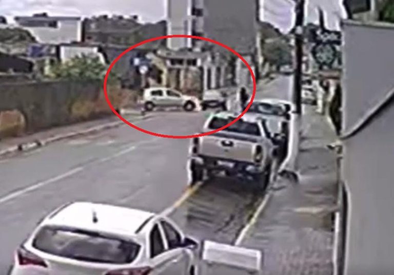 Na contramão em uma rua movimentada de Catalão, o motorista perdeu o controle, causou o acidente e fugiu a pé
