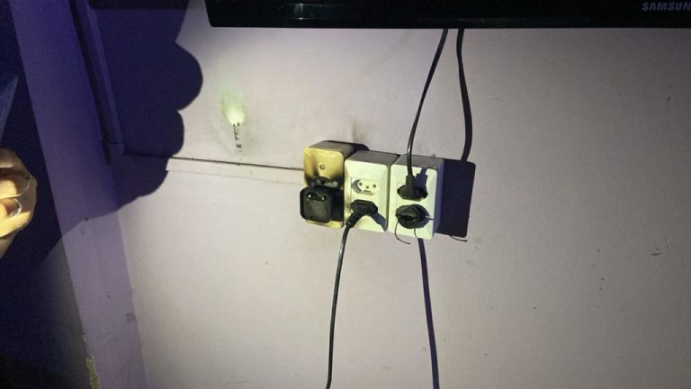 Fio de alta tensão rompe e cai sobre marquise de sobrado em Catalão, causando diversos estragos