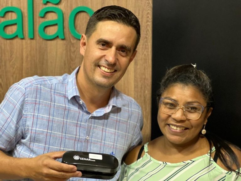 Renato Ribeiro entrega óculos aos pacientes do projeto ‘Campo e Saúde realizado em Catalão