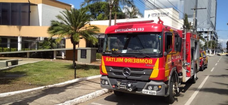 Bombeiros de Catalão são chamados para conter incêndio na área externa da Biblioteca Digital