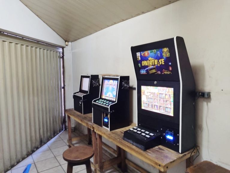 Polícia Civil apreendeu máquinas caça-níqueis em um bar no centro de Catalão