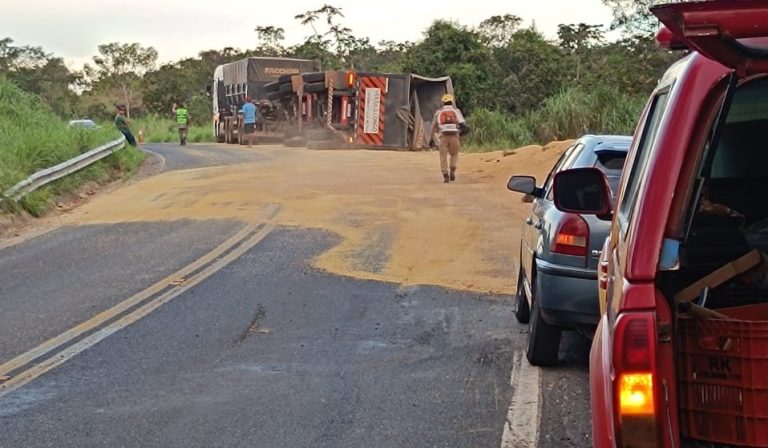 Caminhão carregado com soja tombou na GO-213 entre Ipameri e Caldas Novas