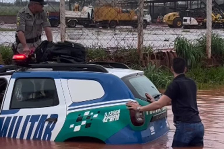 Viatura da PM fica ilhada em alagamento após chuva Intensa na região metropolitana de Goiânia