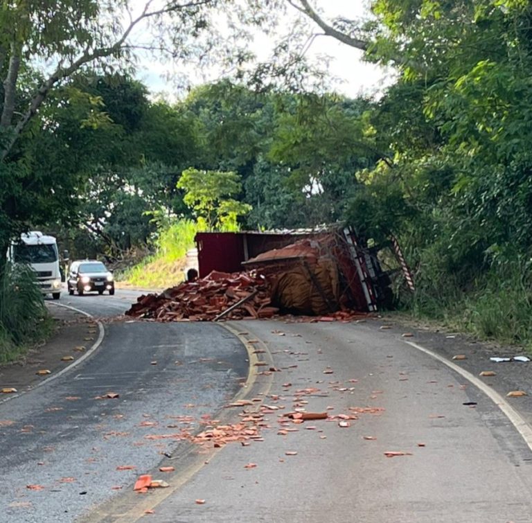 Após falha no sistema de freios, um caminhão carregado com telhas colidiu com um carro, deixando três pessoas feridas na GO-210, entre Catalão e Davinópolis