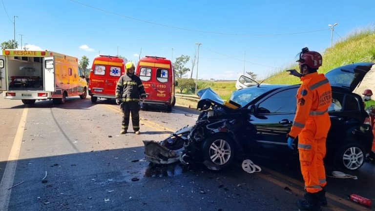 Tragédia em Uberlândia: acidente com cinco carros resulta em uma morte e nove feridos
