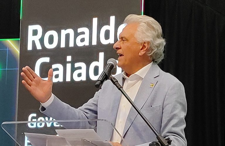 Caiado discute projetos de infraestrutura e integração regional em entrevista em Catalão