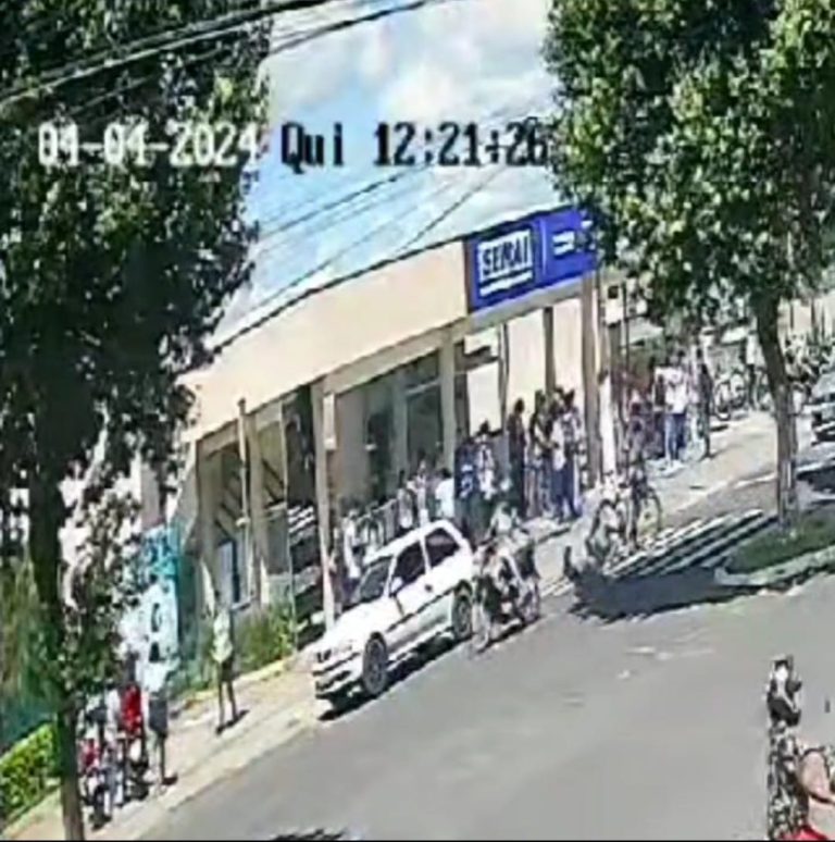 Em Catalão, uma jovem de 18 anos de idade foi atropelada por um motociclista enquanto atravessava na faixa de pedestres