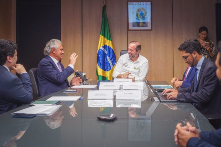 Em Brasília, o governador Ronaldo Caiado solicita melhorias na geração e transmissão de energia elétrica para impulsionar o desenvolvimento de Goiás