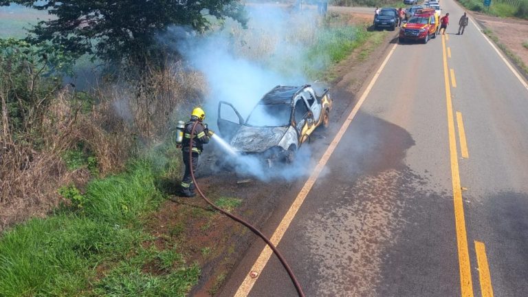 Bombeiros de Catalão controlam incêndio em veículo às margens da GO-330 entre Ouvidor e Catalão