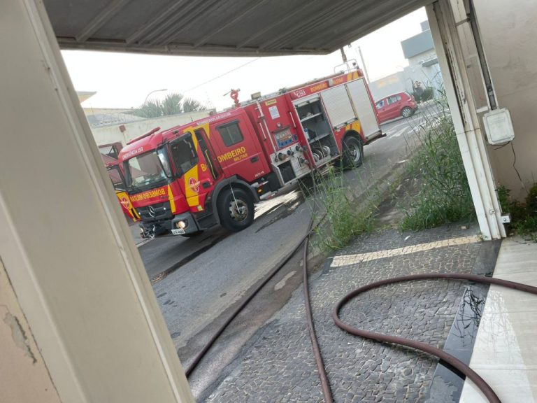 Ação de bombeiros e vizinhos evita propagação de chamas em residência de Catalão