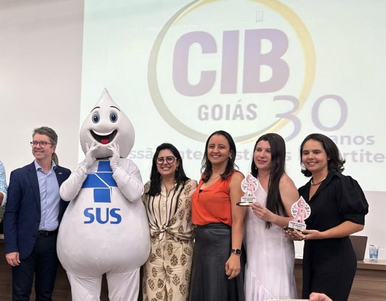 Goiandira recebe prêmio por vacinar 100% dos adolescentes contra a dengue