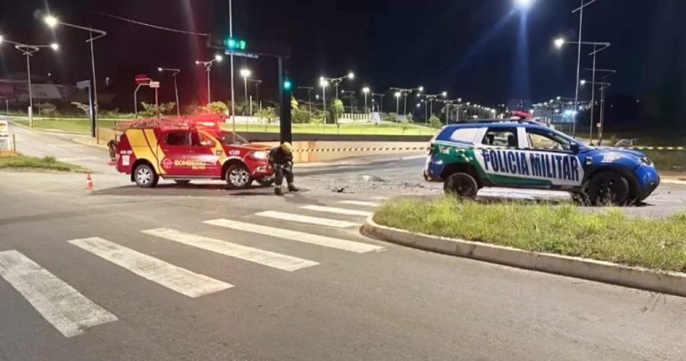 Colisão entre viatura Polícia Militar e carro de passeio deixa mulher, criança e policial feridos