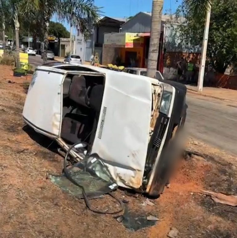 Carro capota após colisão com motocicleta na GO-330, na saída para Ouvidor