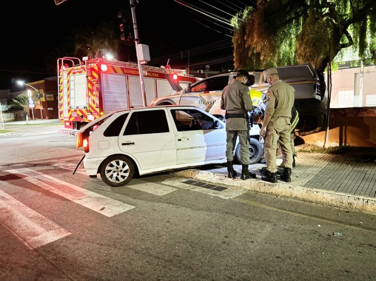 Cinco pessoas ficaram feridas após colisão de veículos no centro de Catalão