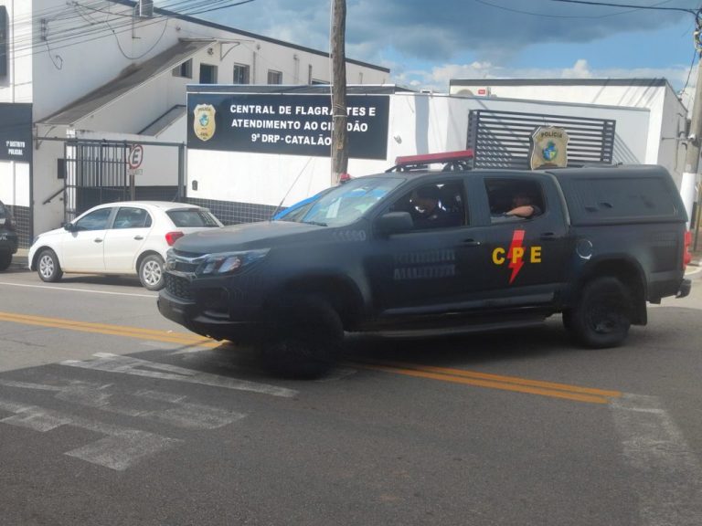 Mulher é presa por aplicar golpes de falsos pix em loja de roupas