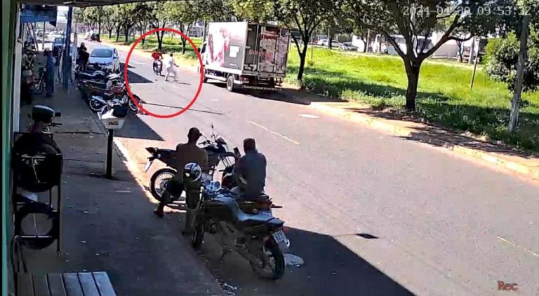 Motorista de caminhão fica gravemente ao ser atropelado por motociclista em Catalão