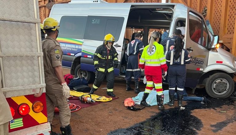 Acidente em Itapaci: van da prefeitura transportando pacientes em tratamento colide com caminhão e cinco pessoas morrem