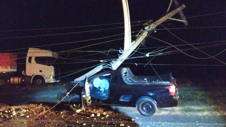 Na cidade de Ipameri, motorista perdeu o controle da direção, bateu em um poste de iluminação e, em seguida, fugiu do local do acidente