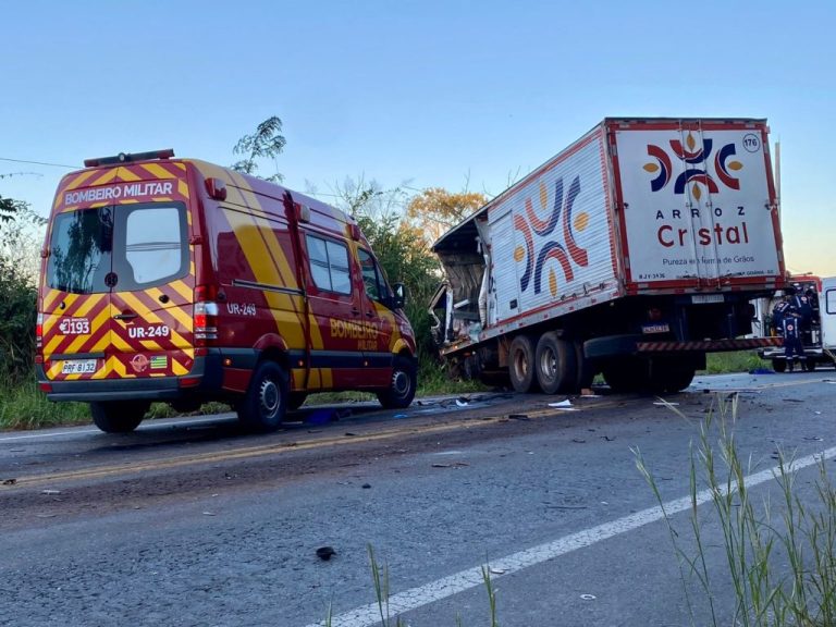 Acidente na GO-330: Colisão entre caminhão e carreta mobiliza bombeiros de Ipameri e Catalão