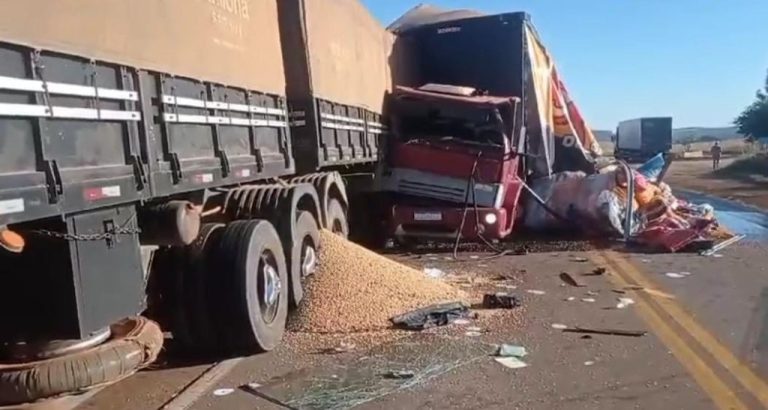 Passageiro fica ferido após colisão entre caminhão e carreta na GO-330