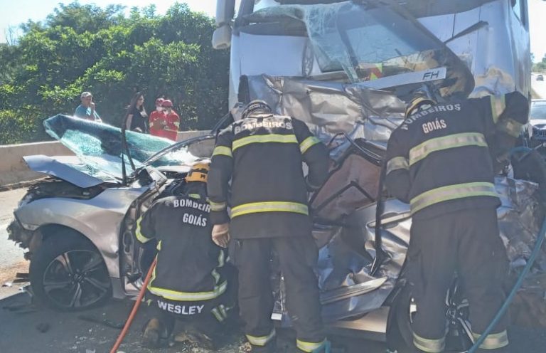 Caminhão perde rodas e provoca colisão em massa na BR-060, em Anápolis; duas pessoas tiveram ferimentos leves