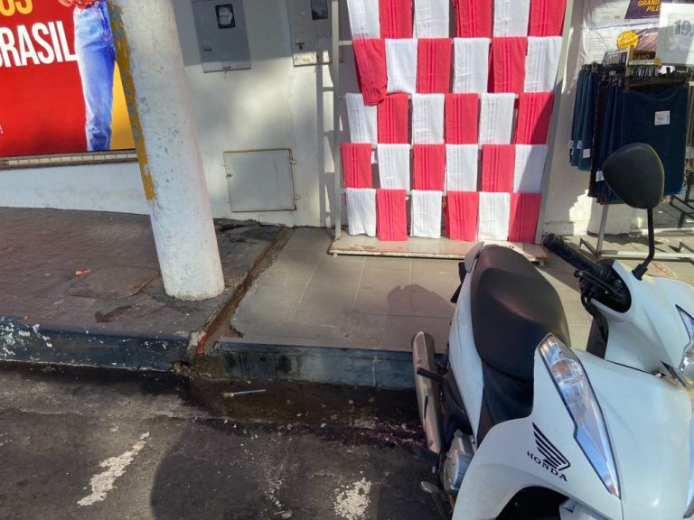 Vazamento de água na avenida 20 de Agosto: “problema persiste há mais de uma semana”, relata comerciária