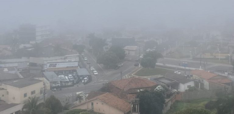 Catalão acordou coberta de neblina com chegada de frente fria