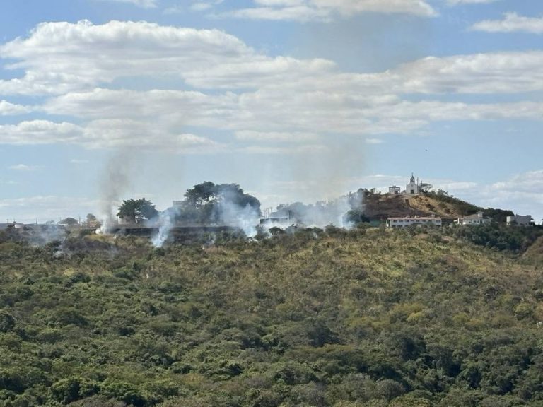 Equipe de bombeiros combate incêndio e salva metade da área do Pasto do Pedrinho, em Catalão