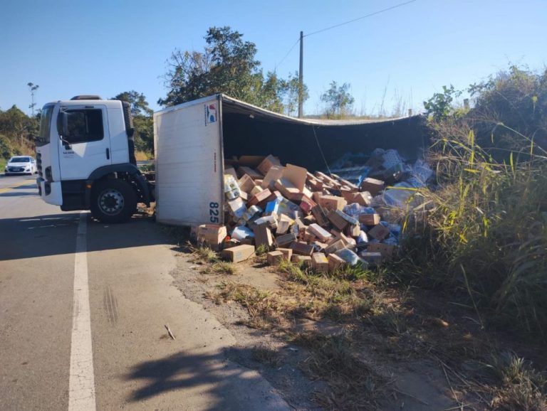 Um caminhão com produtos de limpeza tombou na G-330 entre Ipameri e Catalão, e a carga ficou espalhada na rodovia