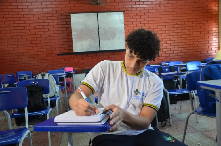 Alunos da rede estadual de Goiás se destacam na redação do Enem 2023: média supera a nacional