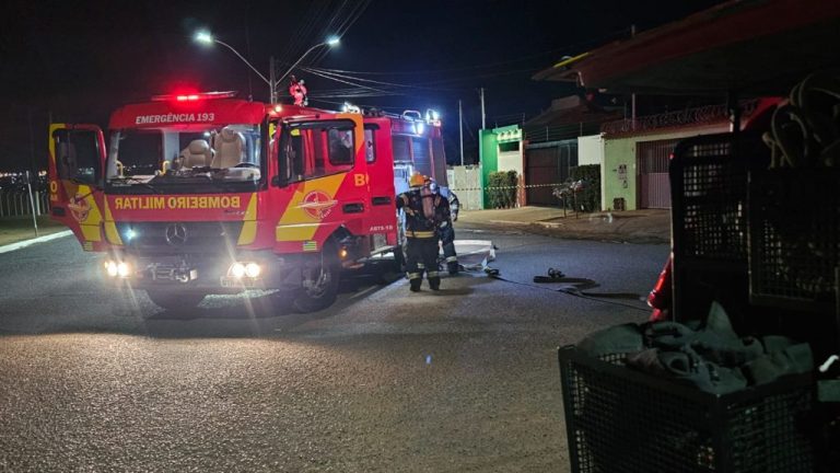 Bombeiros de Catalão controlaram e apagaram incêndio em residência; antes, homem tentou conter chamas usando mangueira de jardim