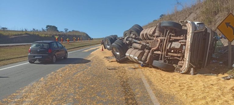 Carreta tomba na BR-050 e causa interdição e condutor sofre lesões graves