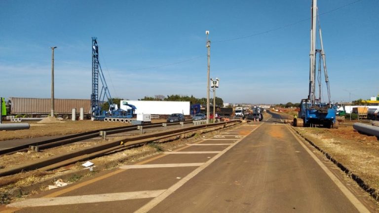 Carreta quebra e causa congestionamento no trevo do bairro Castelo Branco, em Catalão