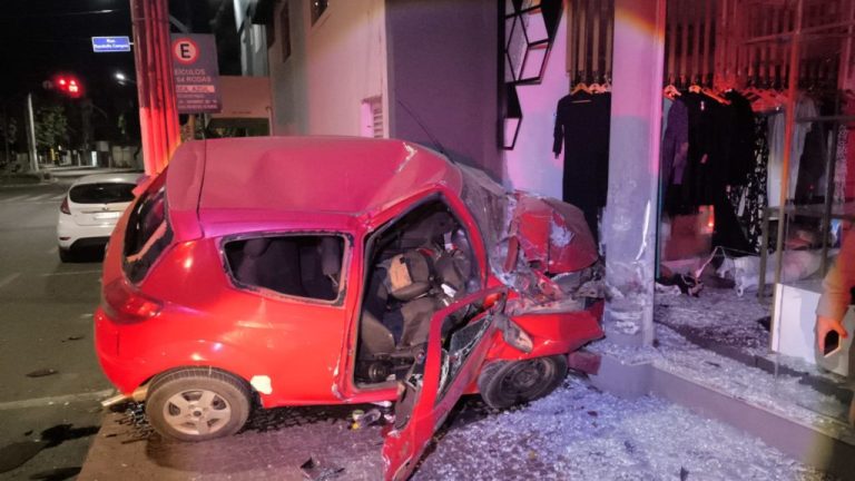 Jovem de 21 anos ficou ferido em capotamento no centro de Catalão